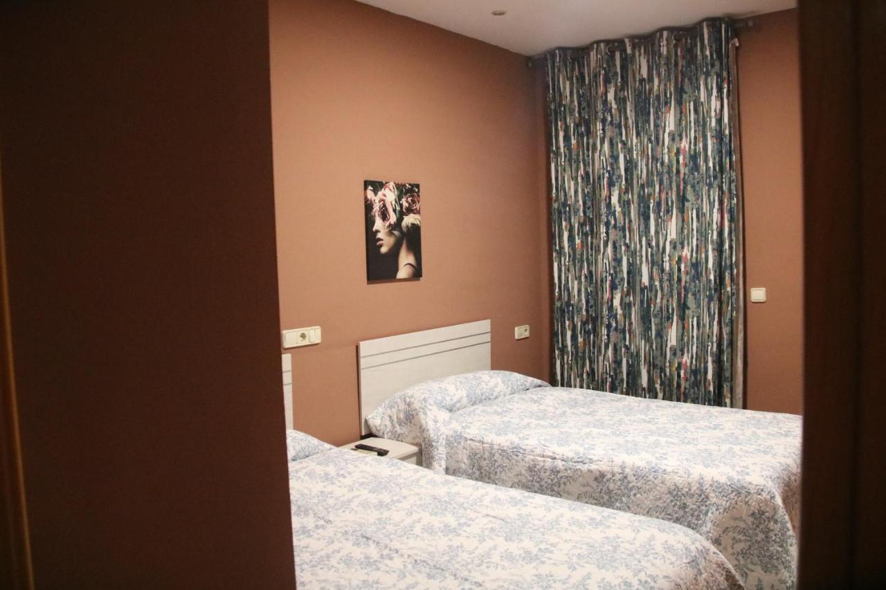 Hostal Burgales Milagro Esterno foto