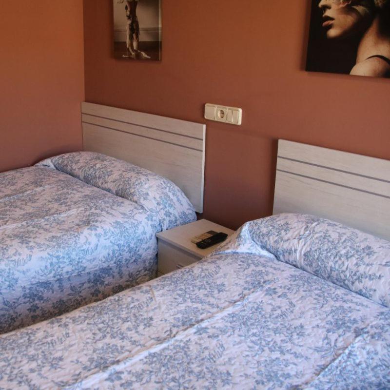 Hostal Burgales Milagro Esterno foto