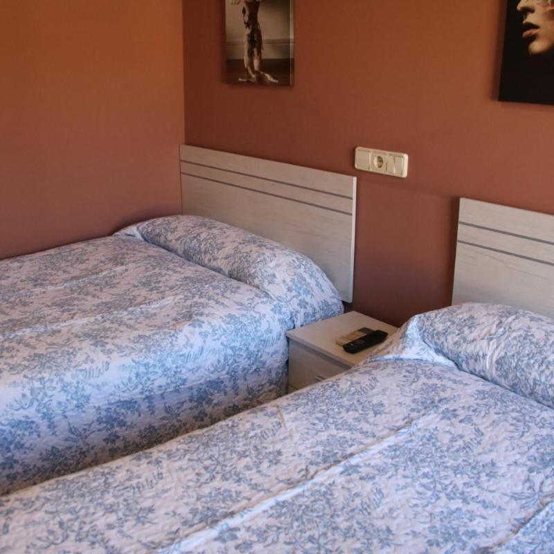 Hostal Burgales Milagro Esterno foto