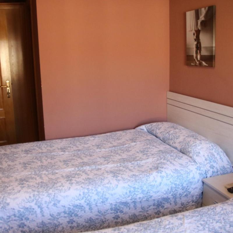Hostal Burgales Milagro Esterno foto