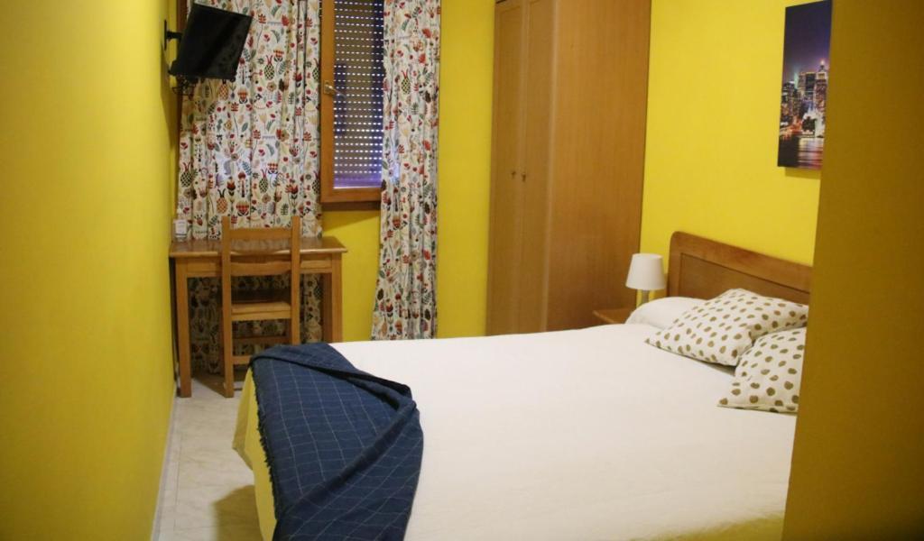 Hostal Burgales Milagro Esterno foto
