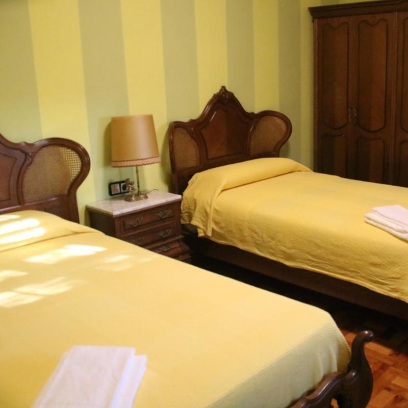 Hostal Burgales Milagro Esterno foto