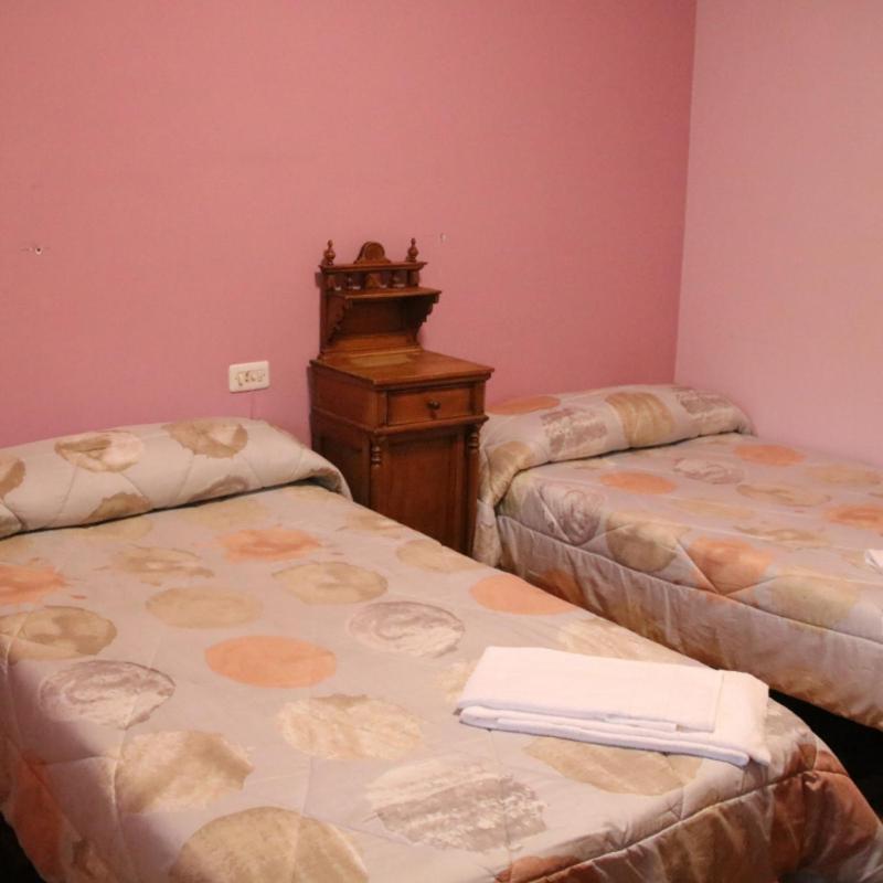 Hostal Burgales Milagro Esterno foto