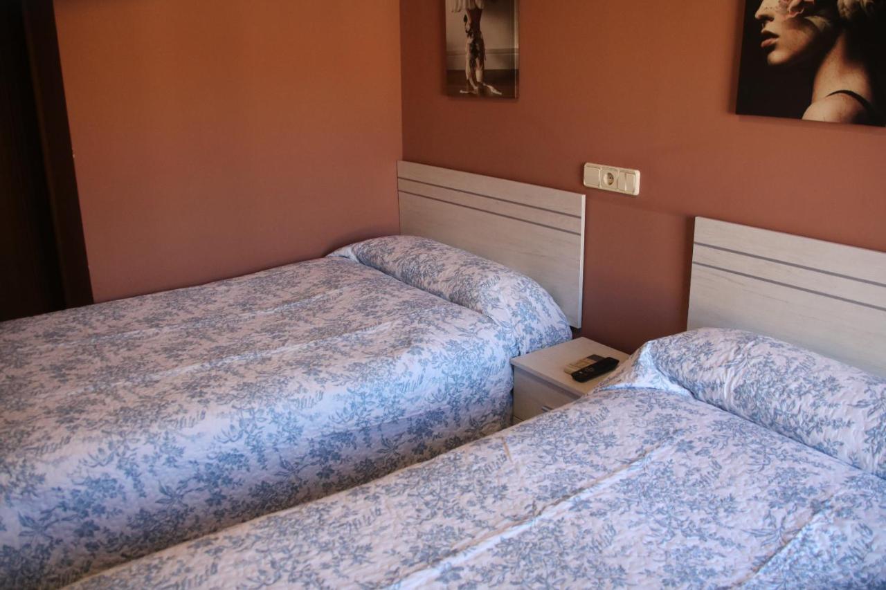 Hostal Burgales Milagro Esterno foto