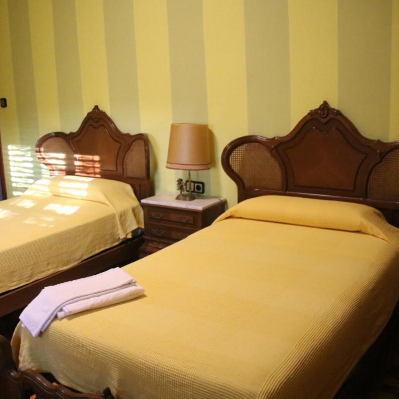 Hostal Burgales Milagro Esterno foto